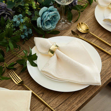 Newbridge Barcelona Luxus-Damast-Servietten, 4er-Set quadratische Servietten, Antikweiß, 100 % Polyester, bügelfrei, schmutzabweisend, für Esszimmer, Partys und Bankette