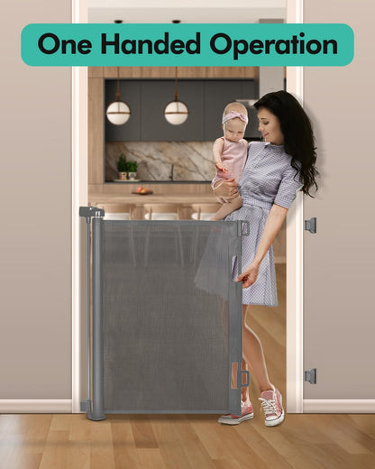 Einziehbares Babygitter, Hundegitter aus Netzgewebe für Türrahmen, 85 cm hoch, ausziehbar auf 140 cm breit, unverzichtbar für die Sicherheit von Haustieren, passend für Fußleisten, breite Kleinkindgitter für Flure, für drinnen und draußen, Grau