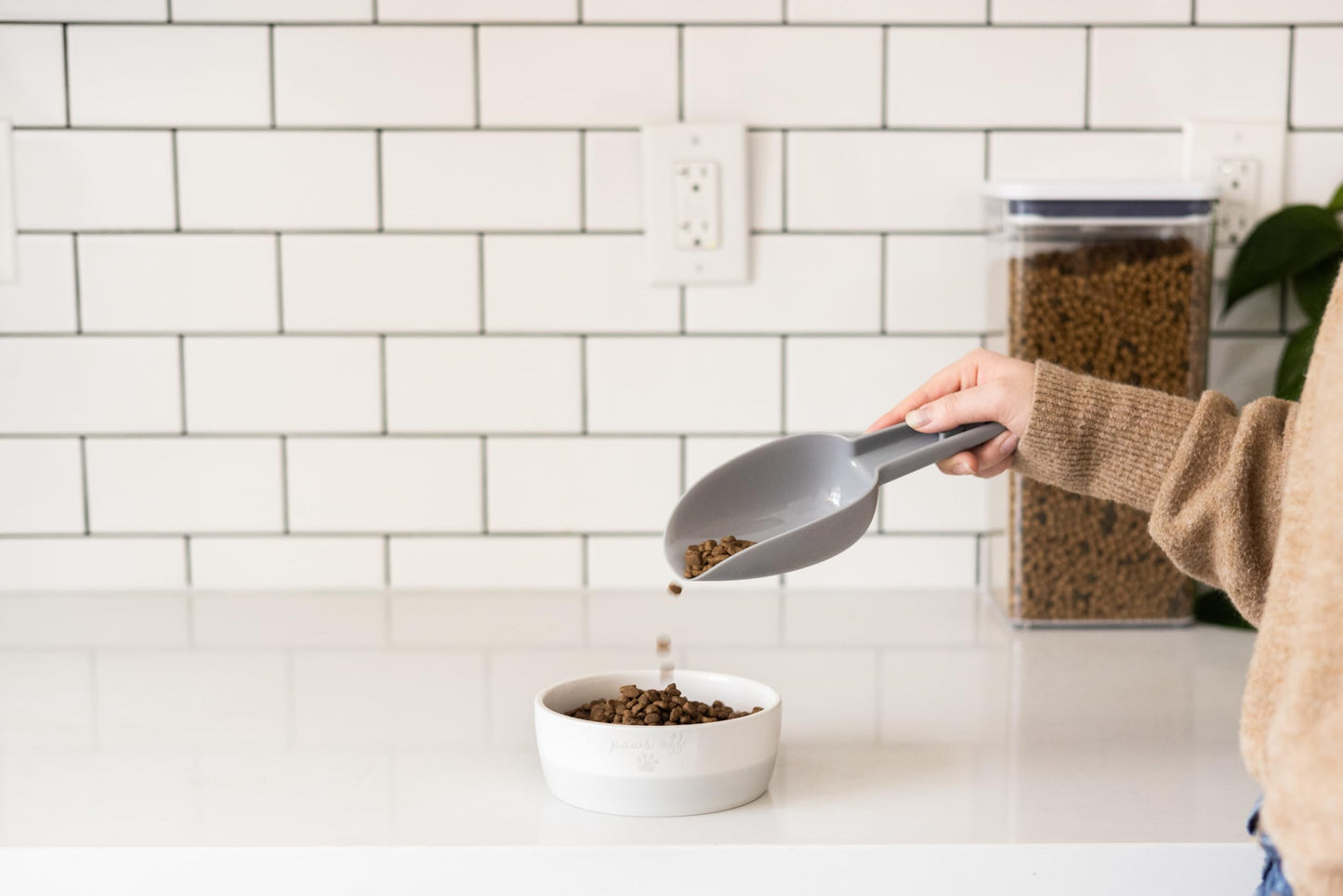 Pearhead Ceramic Bowl, Holds 2 Cups, Cute Whisker-Friendly Dish with Cat Face Design, Non-Slip, Microwave and Dishwasher Safe, Small/Medium