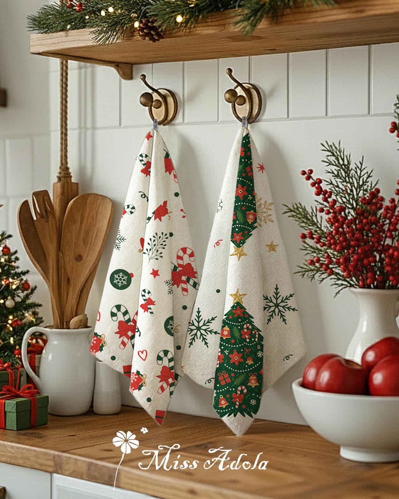 Miss Adola Küchentücher aus Mehlsackstoff – 2er-Set, 45,7 x 66 cm, dekoratives Geschirrtuch mit Weihnachtsmotiven und Weihnachtsbaum-Dekor, ideal zum Verschenken