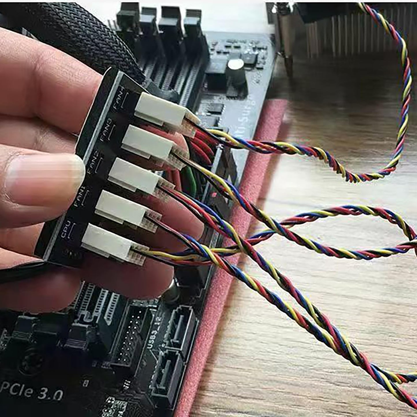 PWM-Lüfter-Hub, 4-Pin PWM PC-Lüfter-Hub-Stromversorgungskabel 1 zu 5-Wege-Splitter für 12V Desktop-Computer-Lüfter.