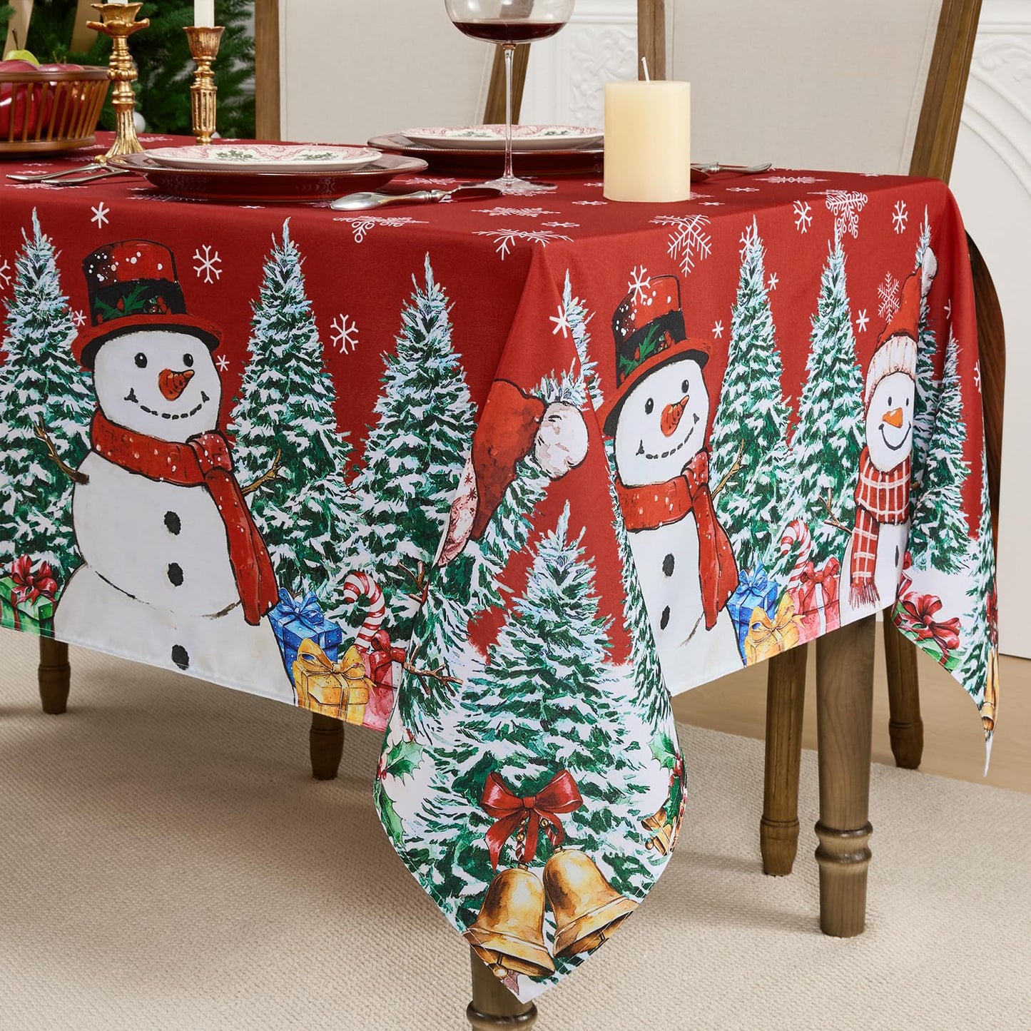 Romanstile rote Weihnachtstischdecke, bedruckt mit Schneemann- und Weihnachtsbaummotiv, rechteckige Tischdecke, festliche, fleckenabweisende Tischdecke für Esszimmer und Partydekoration – 60 x 84 Zoll