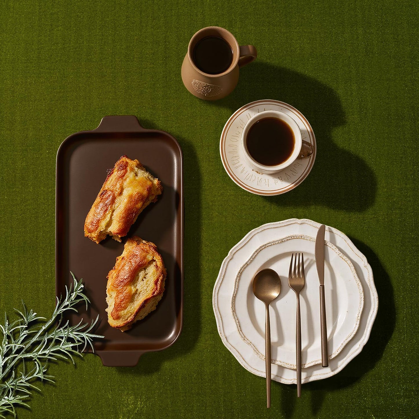 MIULEE Samttischdecke mit dekorativer Rüschenkante, luxuriös weich, waschbar, rechteckig, dick, knitterfrei, für Küche, Esszimmer, Party, Hochzeit, 152 x 305 cm, Olivgrün