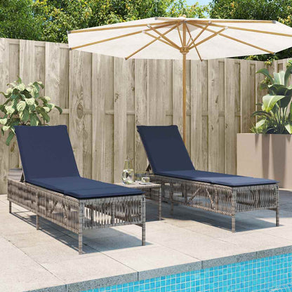 Sonnenliegen 2 Stk. mit Tisch Grau Poly Rattan