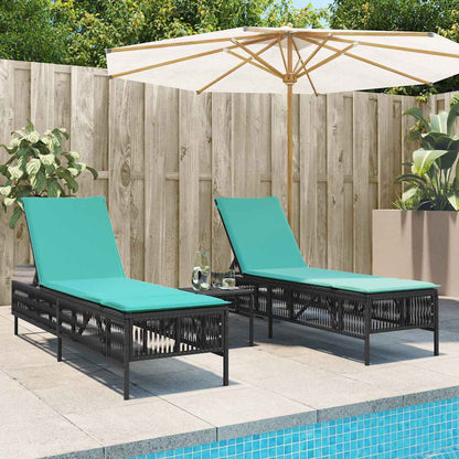 Sonnenliegen 2 Stk. mit Tisch Schwarz Poly Rattan