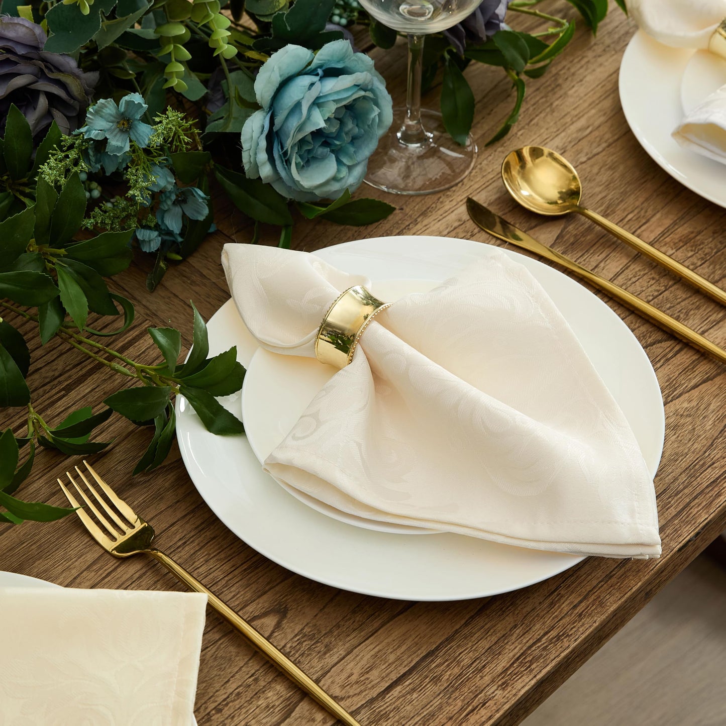 Newbridge Barcelona Luxus-Damast-Servietten, 4er-Set quadratische Servietten, Antikweiß, 100 % Polyester, bügelfrei, schmutzabweisend, für Esszimmer, Partys und Bankette